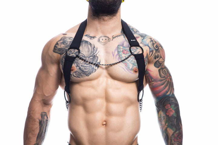 Detailaufnahme der schwarzen Kette und Metallringe am Hals