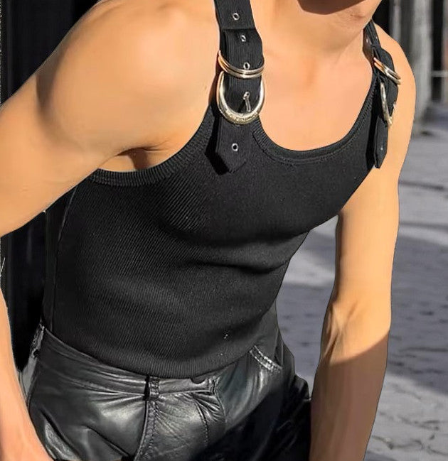 Struktur & Spannung – Das Statement-Top mit dekorativen Schnallen | mySecretKey