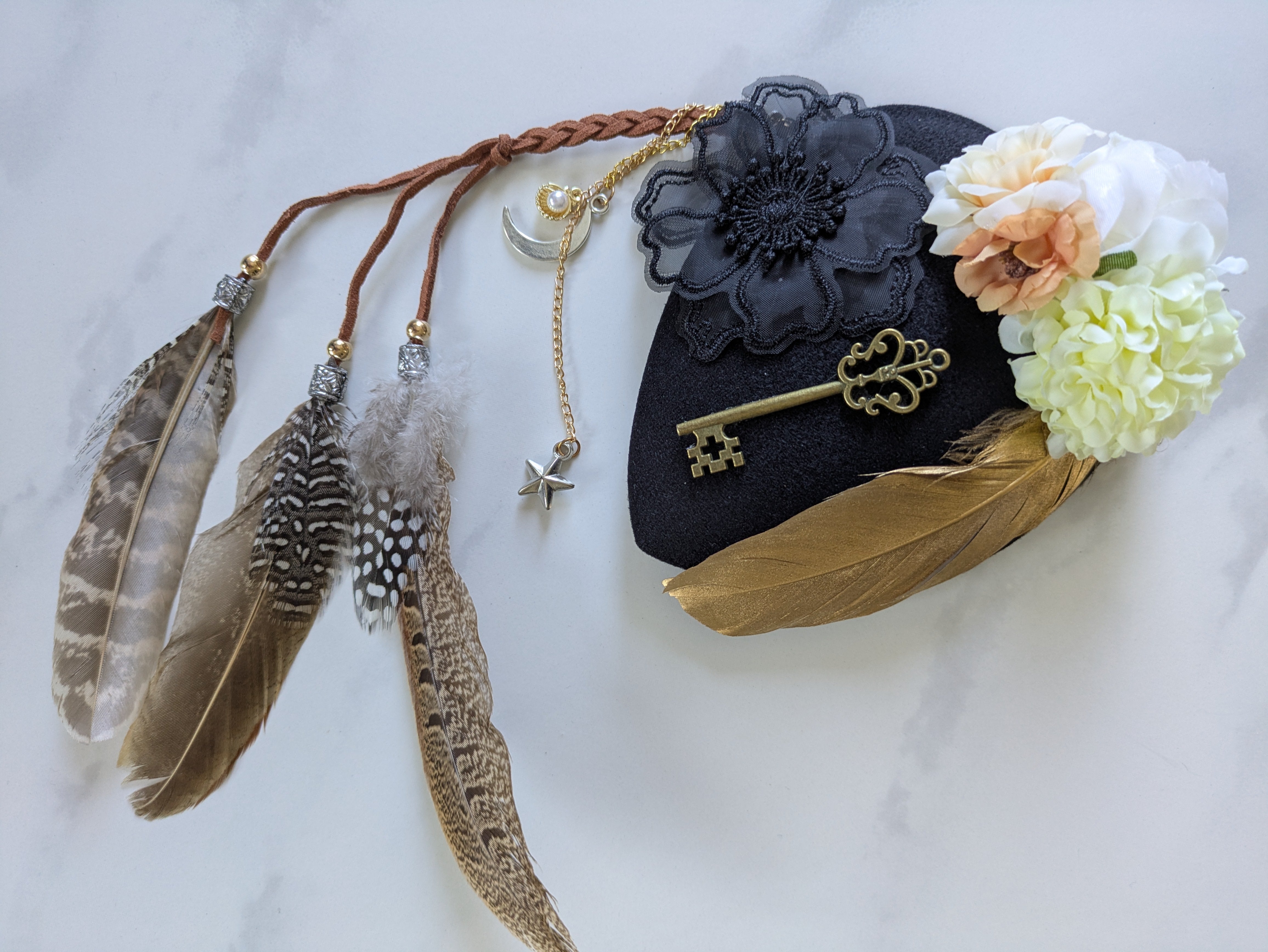 Fascinator Haarschmuck mit Blüten, goldener Feder und Schlüssel - mysecretkey