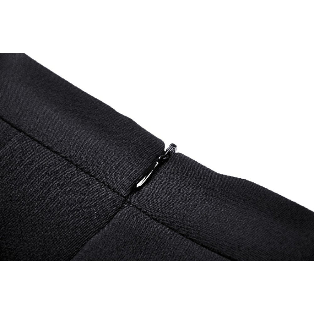 Schwarzer Faltenrock mit Corset-Schnürdetails, integrierten Straps und silbernen Metallschnallen – ausdrucksstarkes Gothic- und Bondage-inspiriertes Club- und Partyoutfit mit modernem Twist.