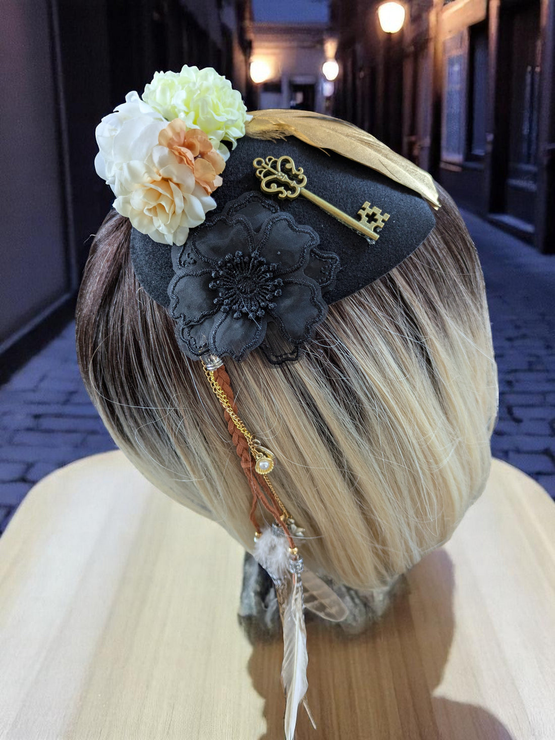 Fascinator Haarschmuck mit Blüten, goldener Feder und Schlüssel - mysecretkey