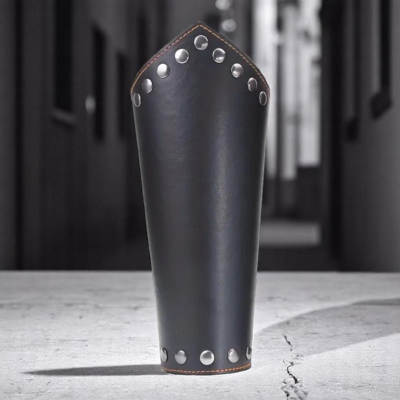 Breite Unterarm-Manschette aus Kunstleder mit Nieten | mySecretKey