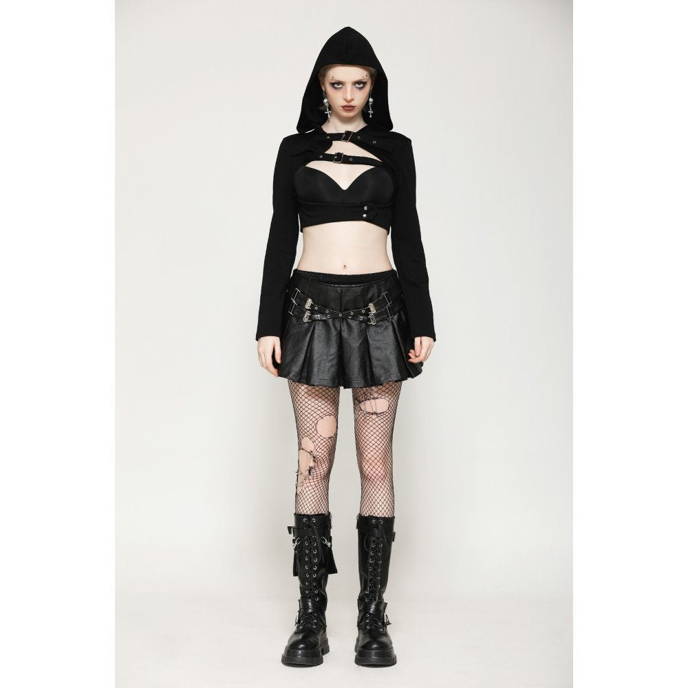 Schwarzer Minirock aus glänzendem Kunstleder mit plissierter Silhouette, silbernen Schnallen und Ösen – rebellisches Club- und Partyoutfit mit Punk- und Fetish-Vibes für selbstbewusste Styles.