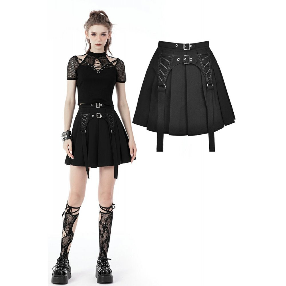 Schwarzer Faltenrock mit Corset-Schnürdetails, integrierten Straps und silbernen Metallschnallen – ausdrucksstarkes Gothic- und Bondage-inspiriertes Club- und Partyoutfit mit modernem Twist.