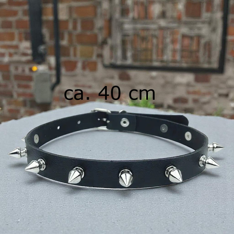 Halsband aus Kunstleder mit Spitznieten - mysecretkey