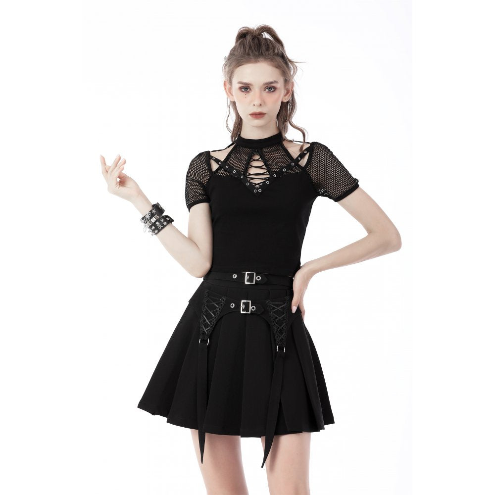 Schwarzer Faltenrock mit Corset-Schnürdetails, integrierten Straps und silbernen Metallschnallen – ausdrucksstarkes Gothic- und Bondage-inspiriertes Club- und Partyoutfit mit modernem Twist.