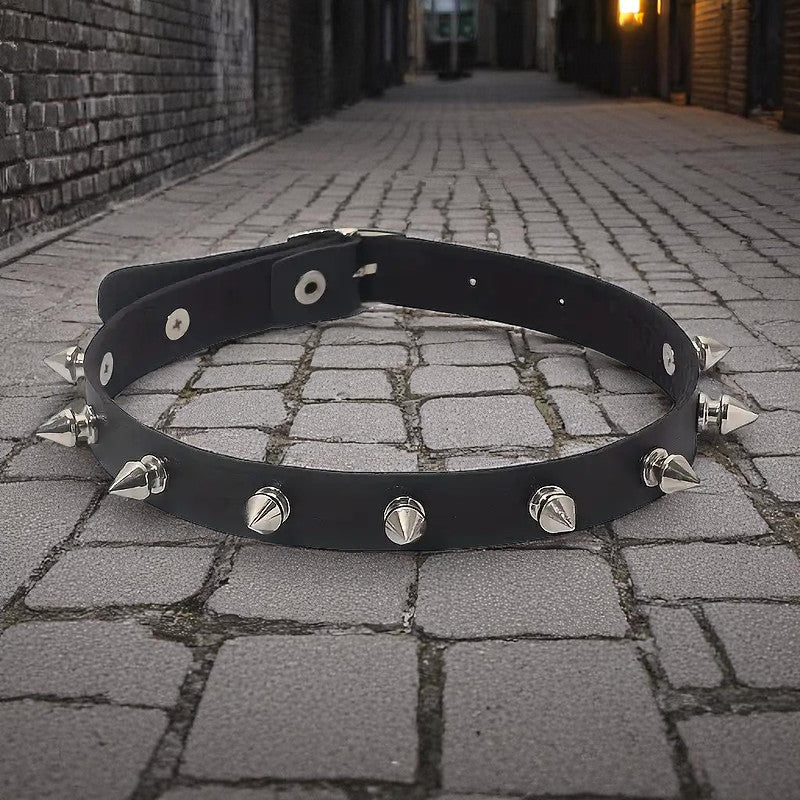 Halsband aus Kunstleder mit Spitznieten - mysecretkey