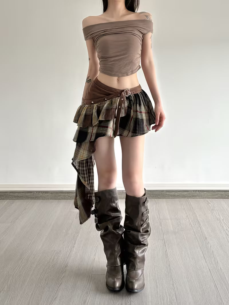 Verspielter Patchwork-Rock in Vintage-Karo mit dekorativem Gürtel und Faltenstruktur