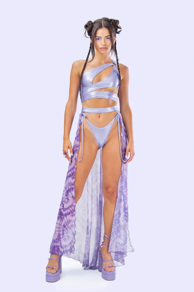 Model trägt das BADINKA Ensemble aus Bikini Bottom mit Schnürung und offenem Mesh-Rock – perfekt für Festival oder Club.