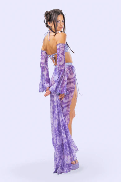 Model präsentiert das komplette BADINKA Outfit inklusive abnehmbarer Mesh-Ärmel für einen extravaganten Festival-Look.