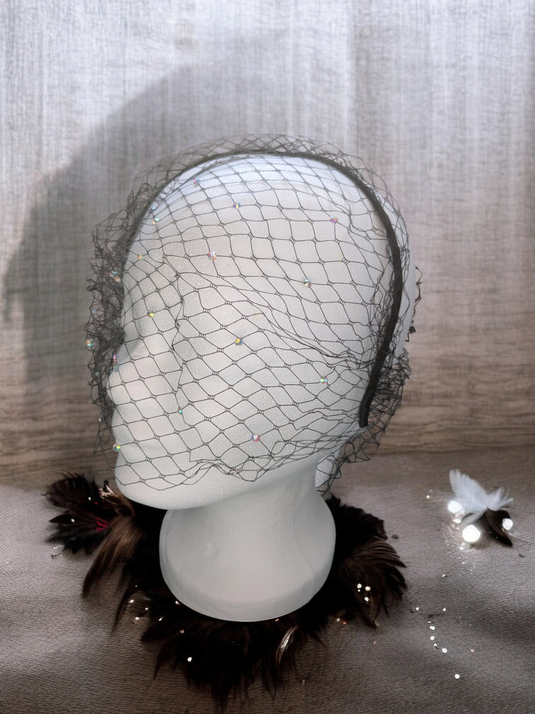 Mystic Spark – Schwarzer Fascinator mit Glitzernetz