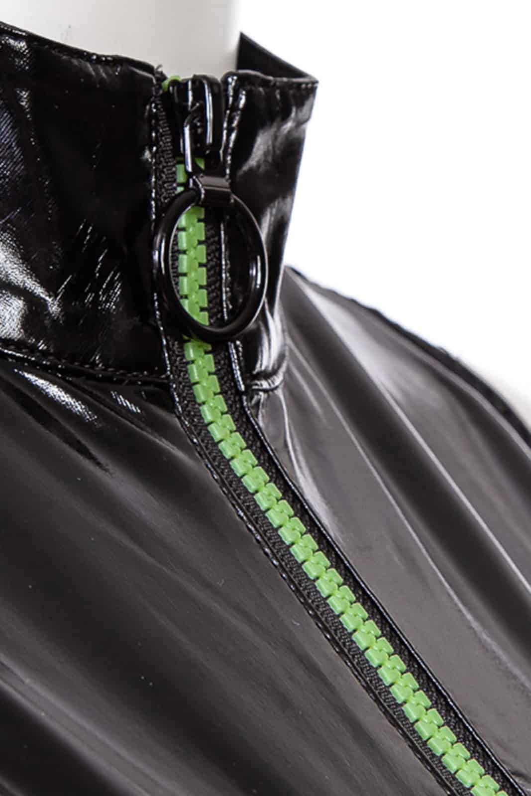 Nahaufnahme des Frontreißverschlusses mit Neon-Akzent