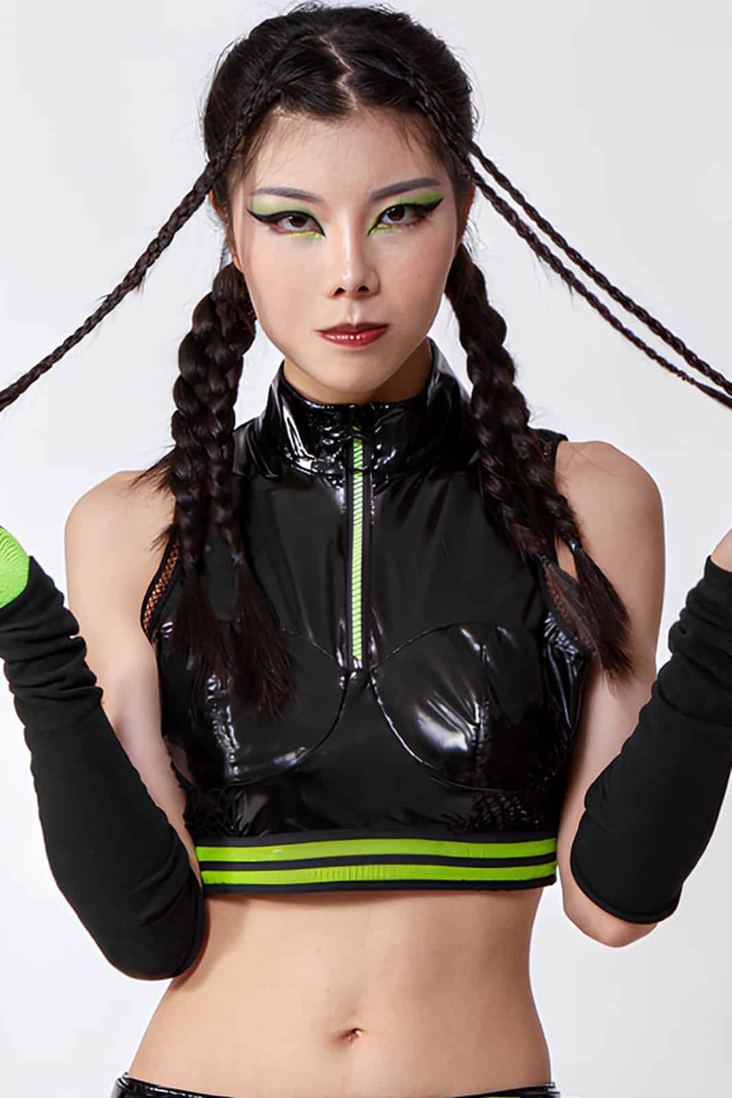 Nahaufnahme des Frontreißverschlusses mit Neon-Akzent