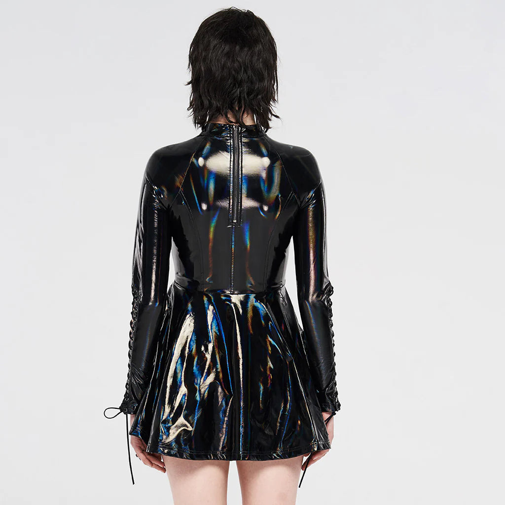 Cyberpunk Minikleid aus holografischem Lack mit langen Ärmeln