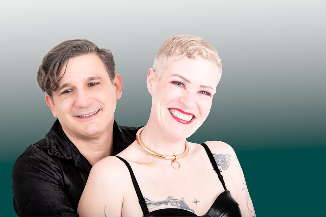 mySecretKey | Wir sind Mic und Katie, die Gründer dieses Shops. Unsere Leidenschaft gilt kinky Events und allem, was dazu gehört. Wir lieben es, außergewöhnliche Outfits zu kreieren, die nicht nur auffallen, sondern auch die Persönlichkeit und das Selbstbewusstsein der Träger:innen unterstreichen.