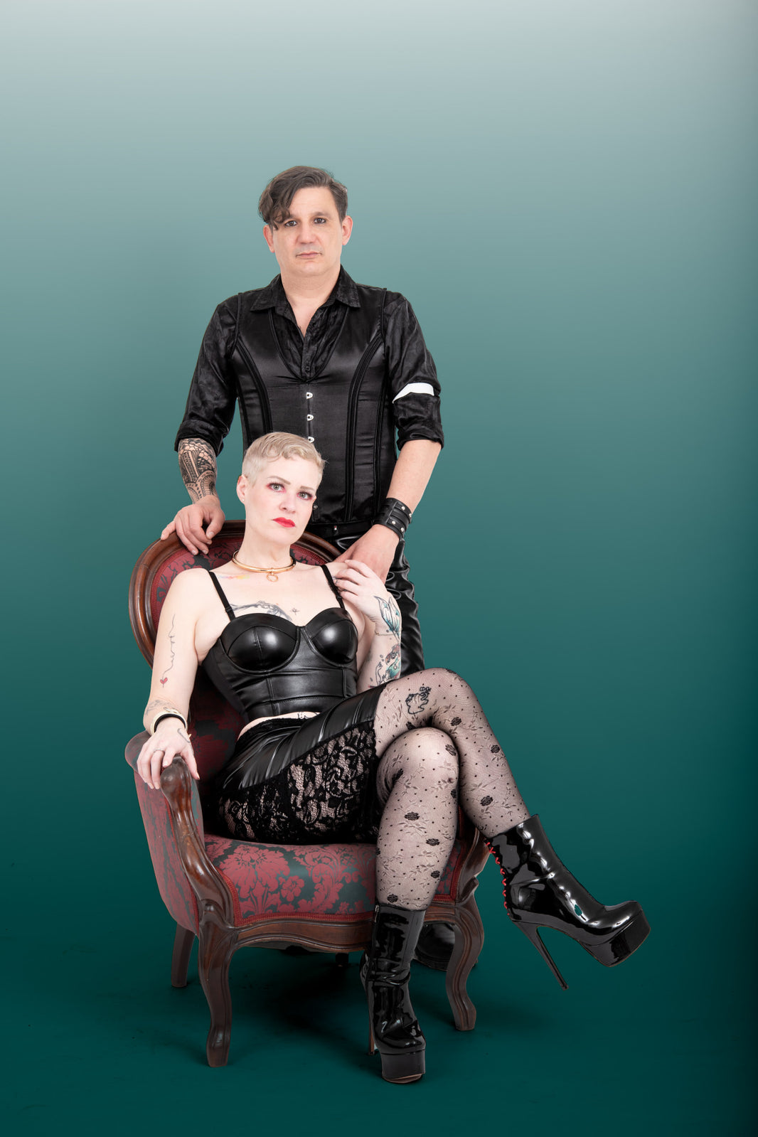 mySecretKey | Wir sind Mic und Katie, die Gründer dieses Shops. Unsere Leidenschaft gilt kinky Events und allem, was dazu gehört. Wir lieben es, außergewöhnliche Outfits zu kreieren, die nicht nur auffallen, sondern auch die Persönlichkeit und das Selbstbewusstsein der Träger:innen unterstreichen.