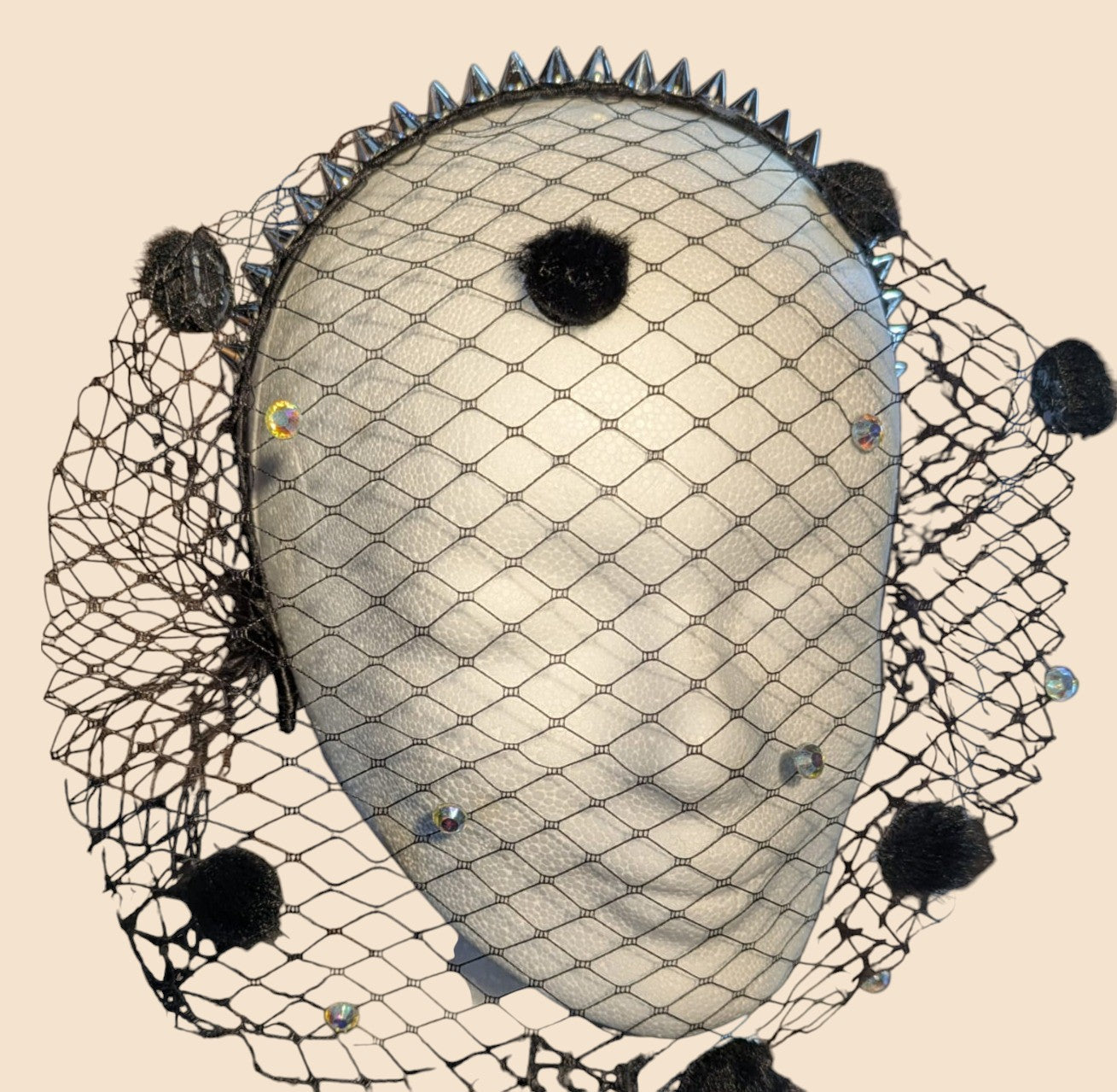 Handgefertigter Fascinator „Dark Dot“ mit schwarzen Flock-Dots und Nieten – getragen als Schleier