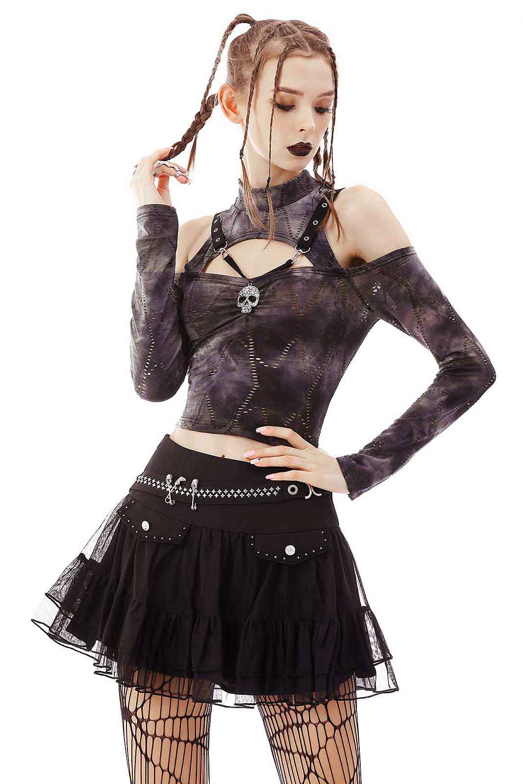 Extravagantes bauchfreies Damen Langarm-Top Greyskull von Dark In Love im dirty Batik-Look mit Stehkragen, Schulter-Cut-Outs und Nieten-Riemen samt Metall-Totenkopf, getragen an einem Modell.