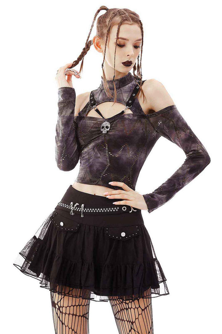 Extravagantes bauchfreies Damen Langarm-Top Greyskull von Dark In Love im dirty Batik-Look mit Stehkragen, Schulter-Cut-Outs und Nieten-Riemen samt Metall-Totenkopf, getragen an einem Modell.