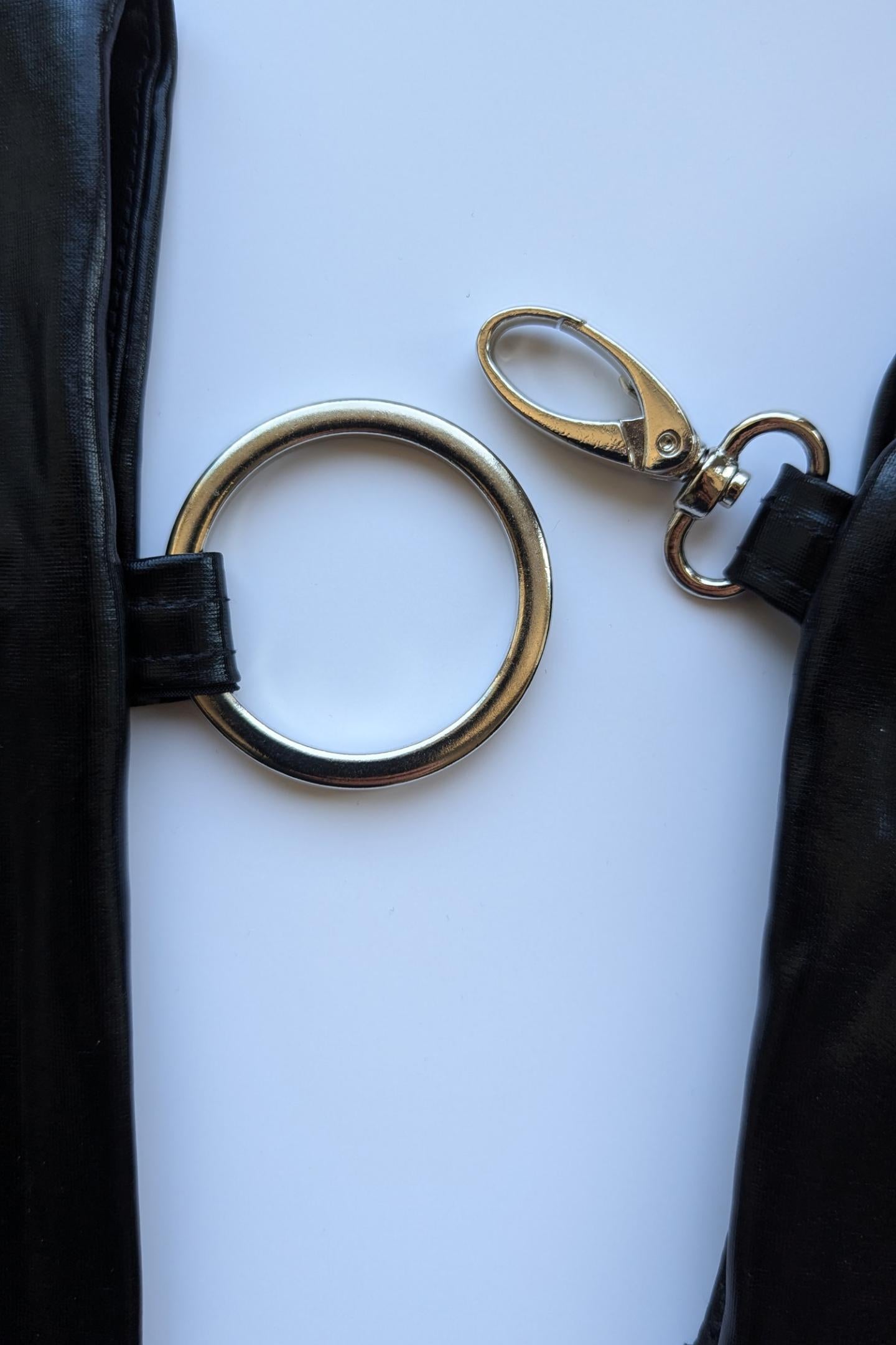 Detailaufnahme des Karabinerhakens am Wetlook-Set von 7Heaven