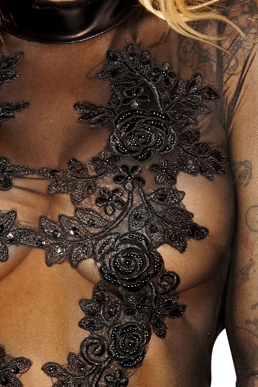 Nahaufnahme der handgefertigten Rosenapplikationen mit Glitzerperlen auf Tüll