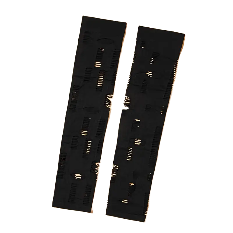 Nahaufnahme der zerrissenen Strickstruktur mit Cut-outs