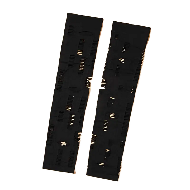 Nahaufnahme der zerrissenen Strickstruktur mit Cut-outs