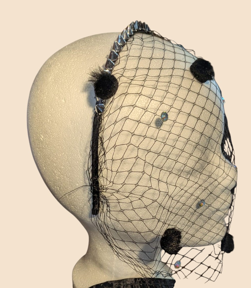 Nahaufnahme vom Fascinator „Dark Dot“ mit silbernen Mini-Nieten und samtigen Punkten im Netz