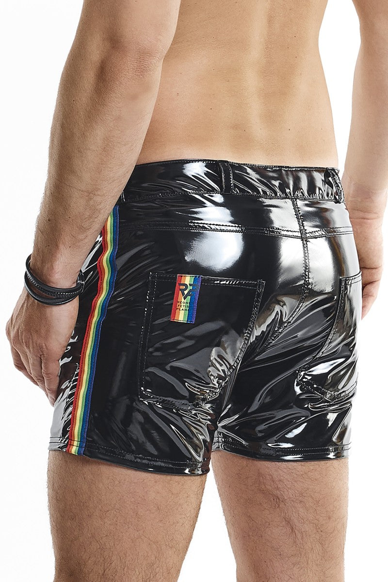 Glänzender Stoff betont den Po – sexy Rückansicht der Shorts