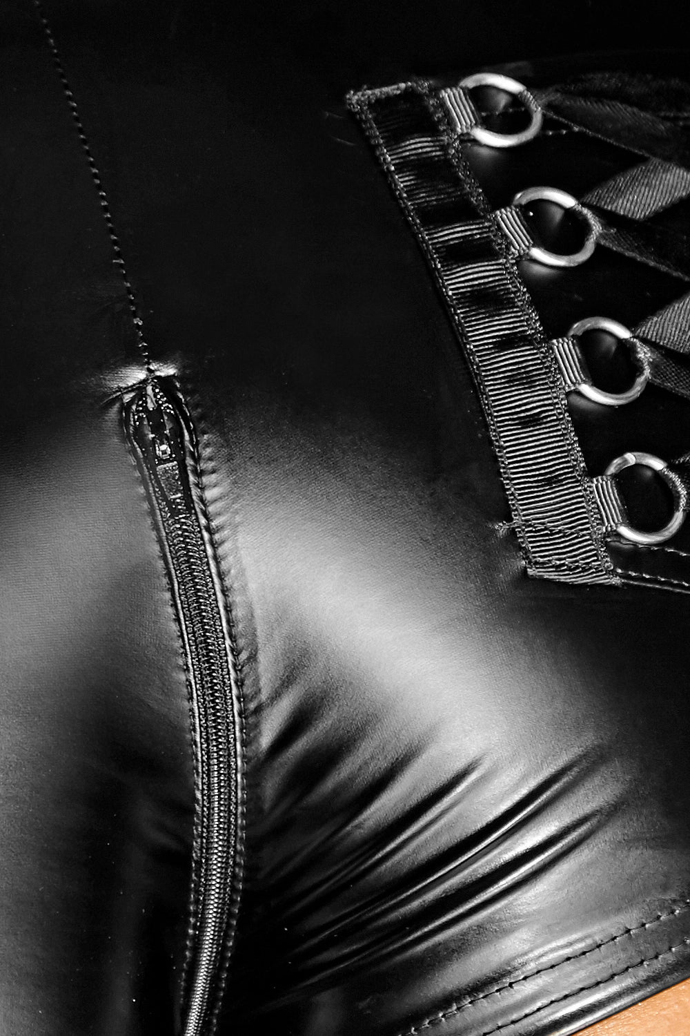 2-Wege-Reißverschluss und Gürtelschlaufen – Wetlook Shorts im Close-up