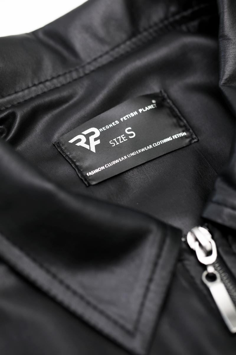 Nahaufnahme des dunklen Reißverschlusses mit Logo-Gravur