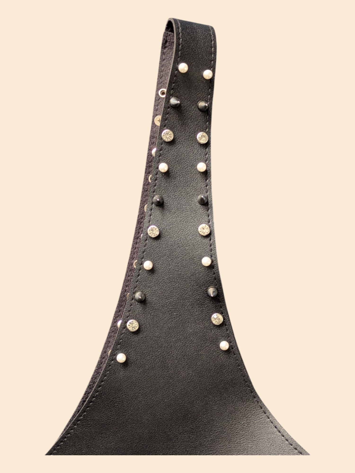Detailaufnahme vom Harness „Velvet Vice“ mit glitzernden Strasssteinen, Perlen und spitzen Nieten