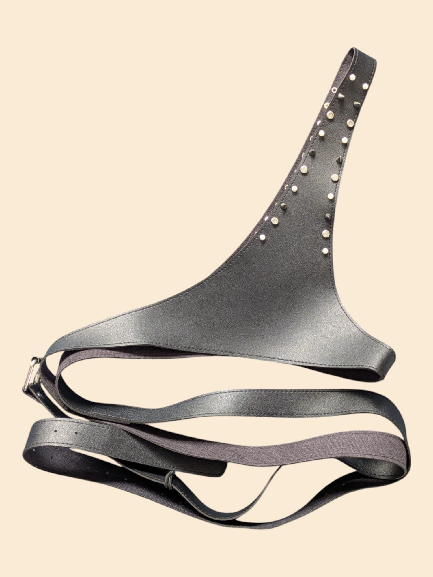 Detailaufnahme vom Harness „Velvet Vice“ mit glitzernden Strasssteinen, Perlen und spitzen Nieten