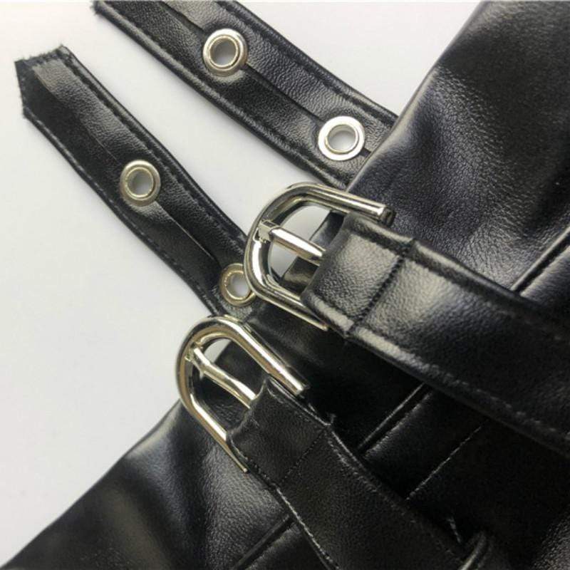 Detailaufnahme der seitlichen Ketten und Metallelemente im Vintage-Look