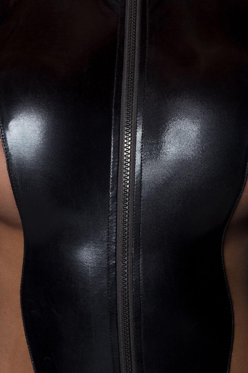 Reißverschluss und Stehkragen am Wetlook Overall von Saresia