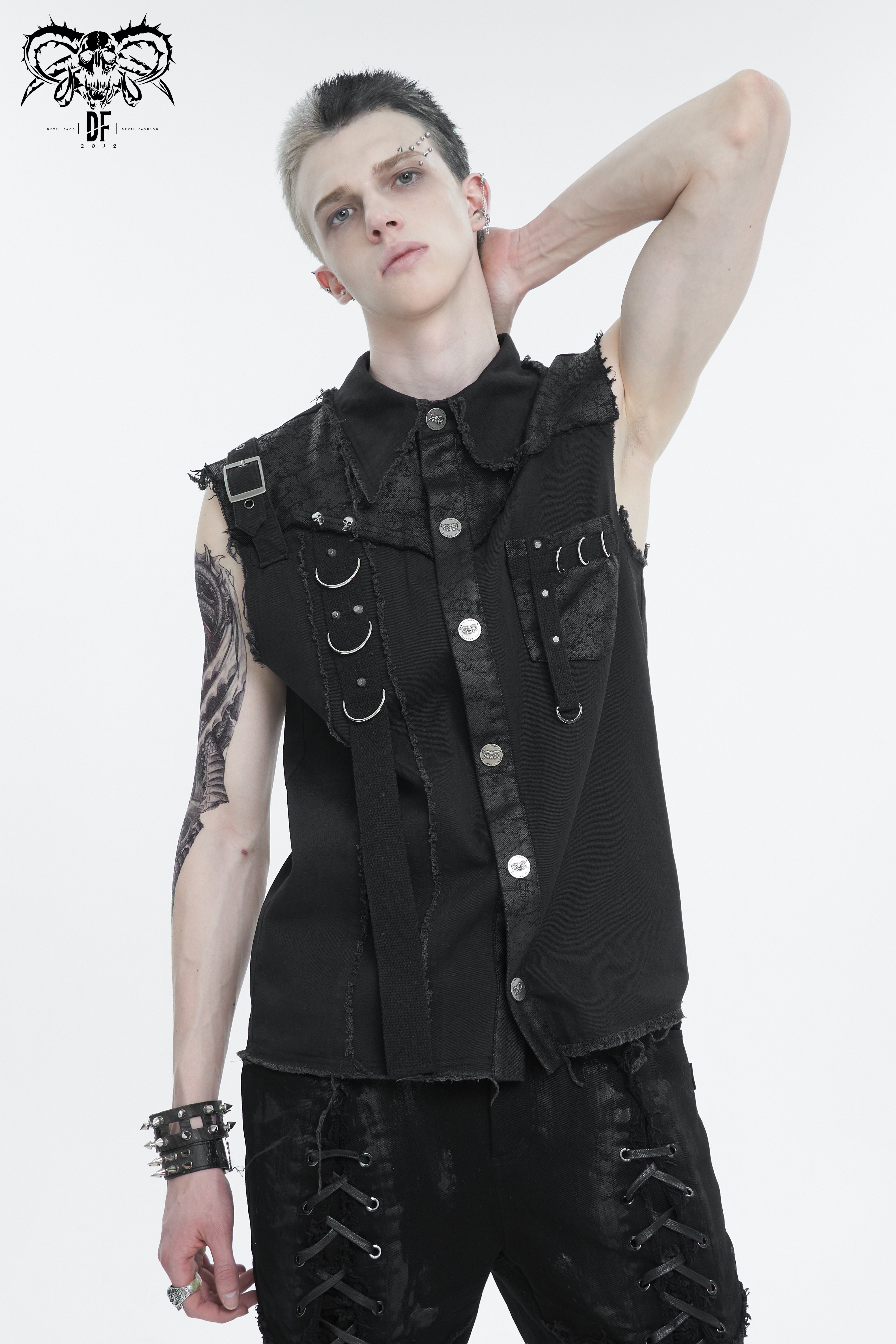 Seitenansicht der ärmellosen Gothic Punk Weste mit Zierriemen