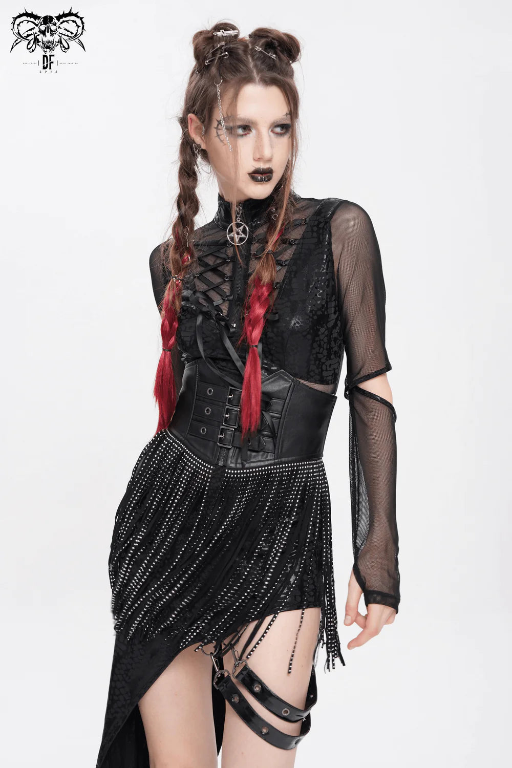 Lange Fransen mit silberfarbenen Nieten am Gothic Taillengürtel