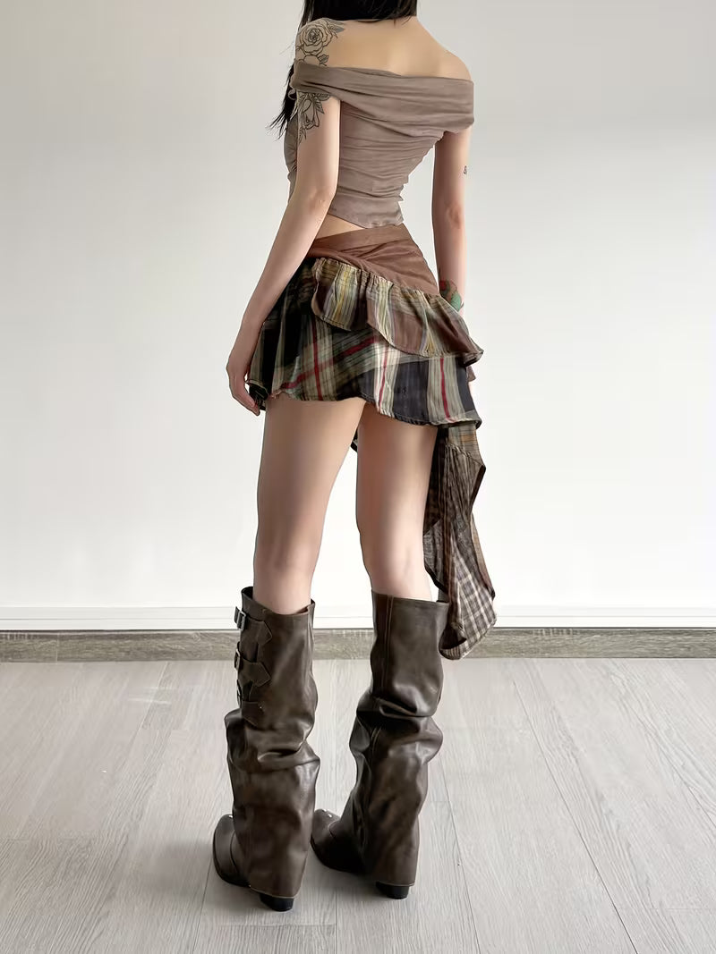 Rückansicht des asymmetrischen Minirocks mit Gürtel und mehrlagigem Karo-Design