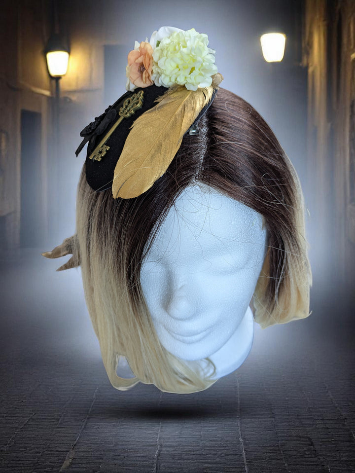 Fascinator Haarschmuck mit Blüten, goldener Feder und Schlüssel - mysecretkey