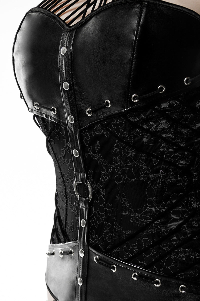 Detailaufnahme der Corsage aus Kunstleder und Spitze mit Nieten