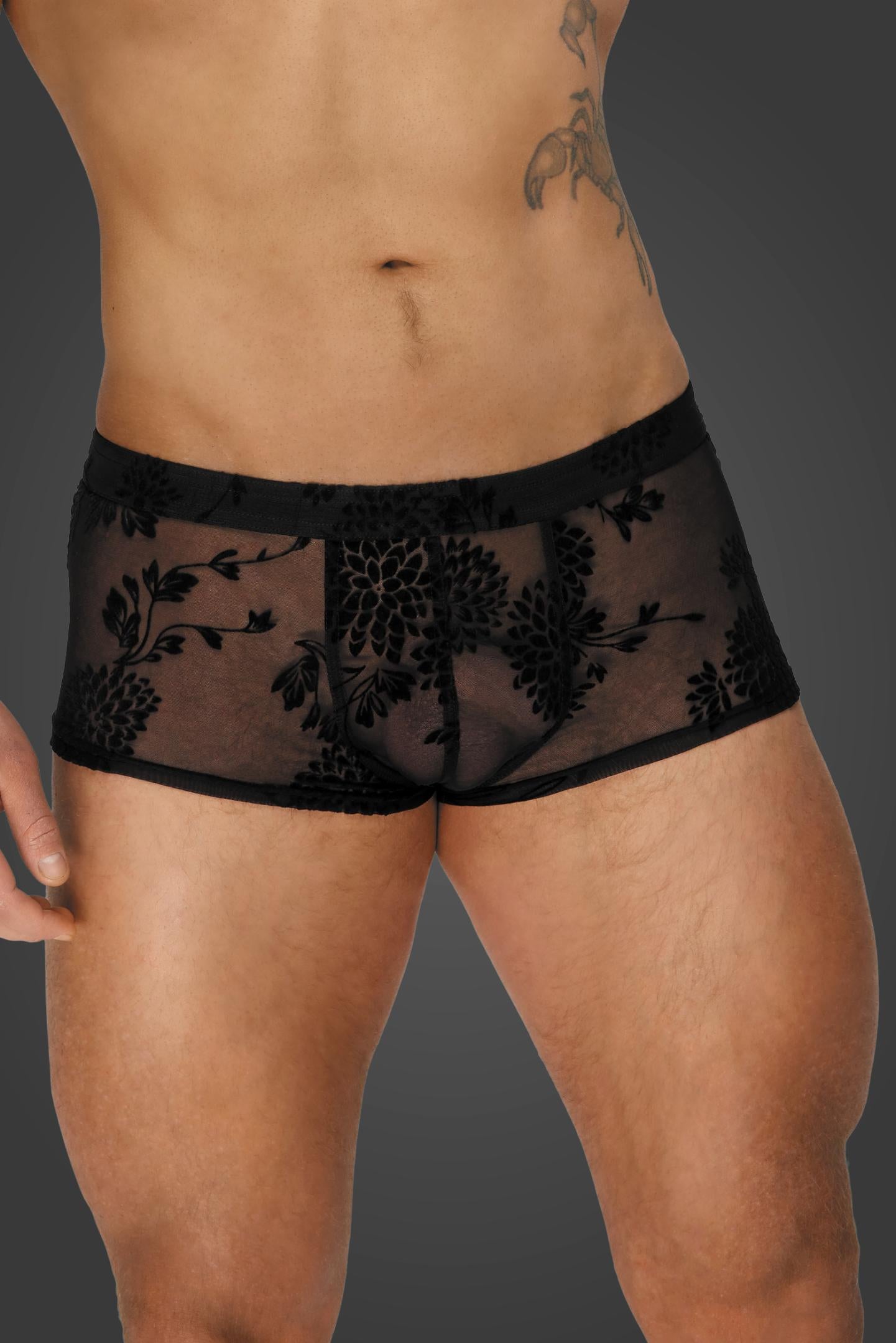 Detailaufnahme des beflockten Mesh-Stoffs mit floraler Stickerei – hochwertige Fetish-Wear