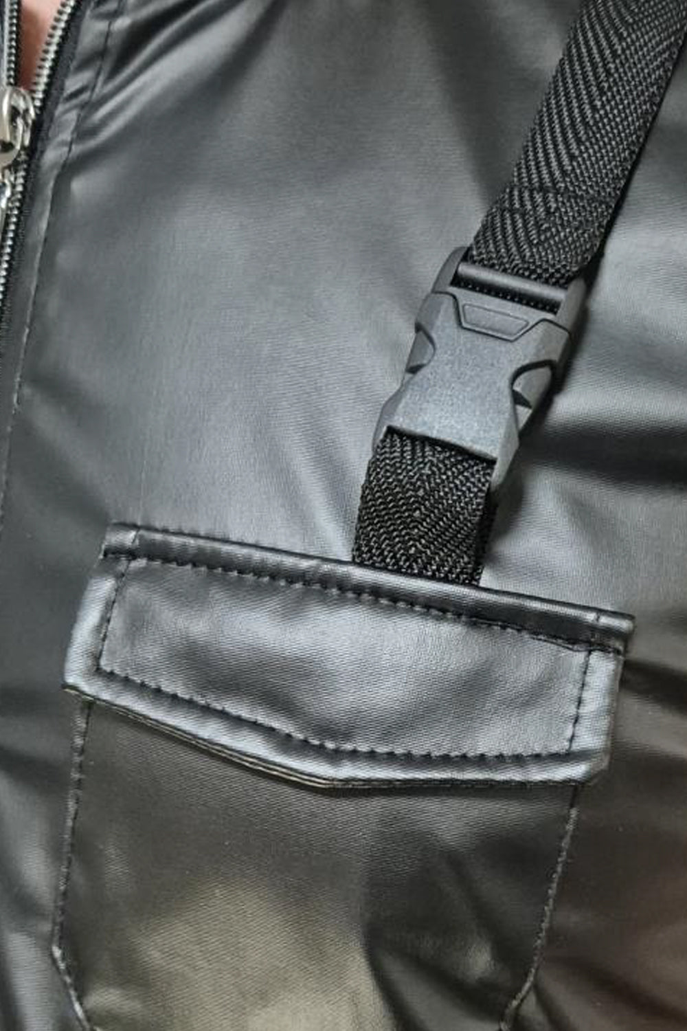 Zwei Vordertaschen mit funktionellen Verschlüssen an der Wetlook-Weste