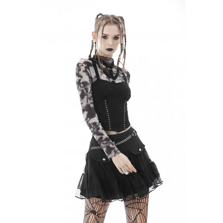 Gothic- und Punk-Outfit an einem Modell, das das transparente Dark In Love Grey Dye Netz-Longsleeve stilvoll kombiniert unter einer schwarzen Schnallen-Corsage und einem Minirock zeigt.