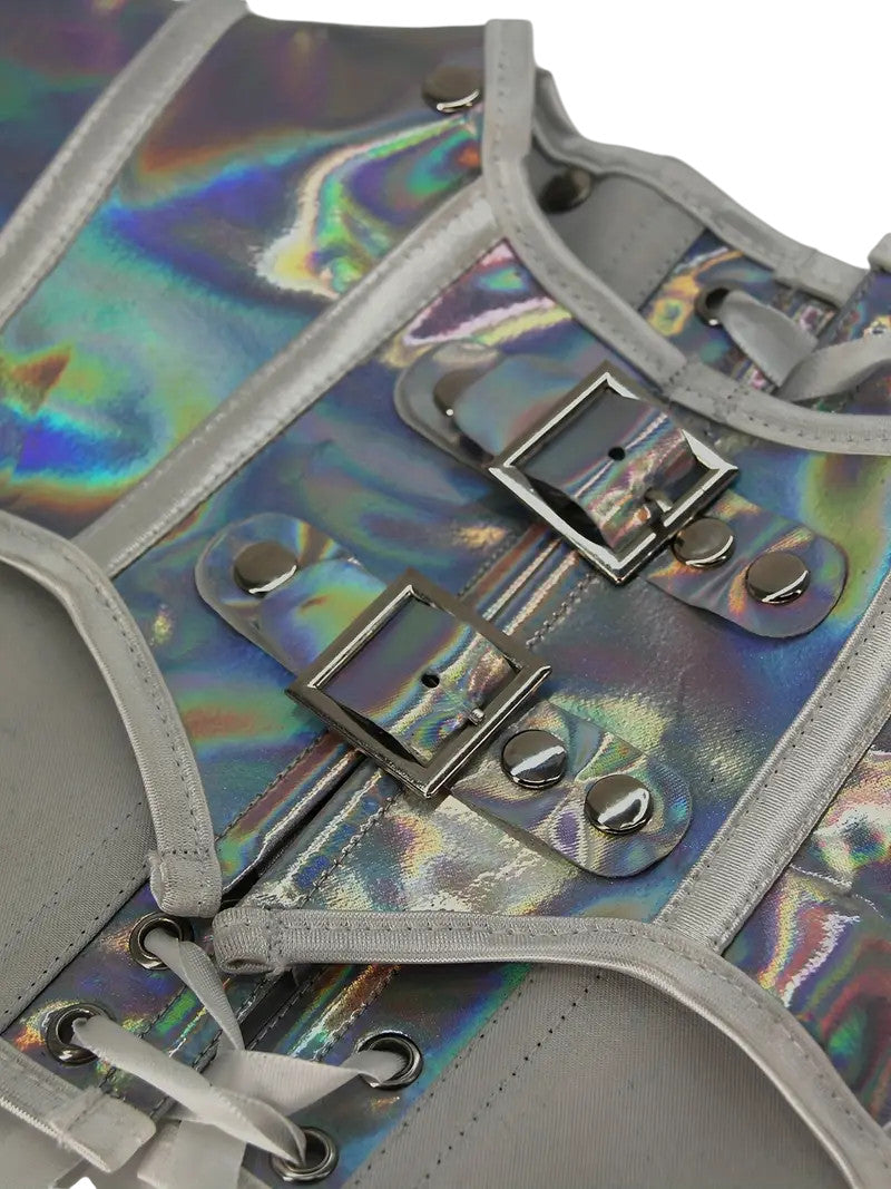 Detailaufnahme der Schnallen und Schnürung am holografischen Gothic-Cape – edgy Festivalmode