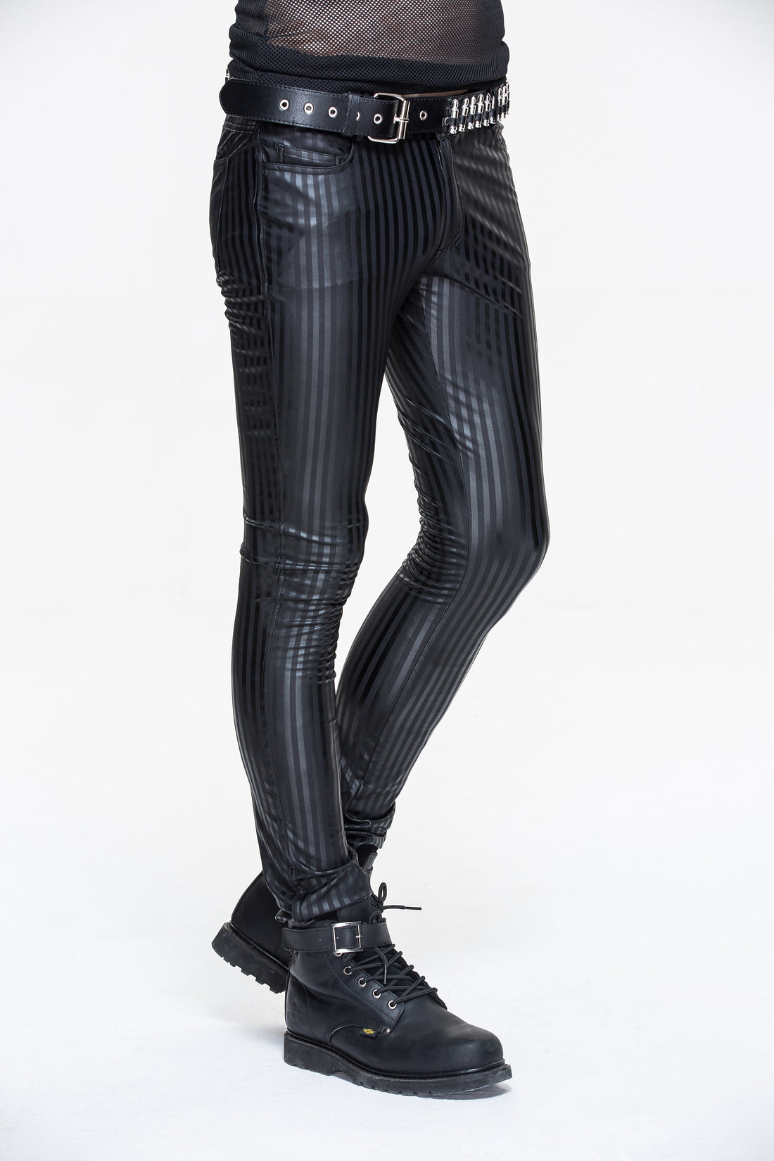 Stylingidee: Strisce Hose kombiniert mit schwarzen Boots und Hemd im Gothic-Stil