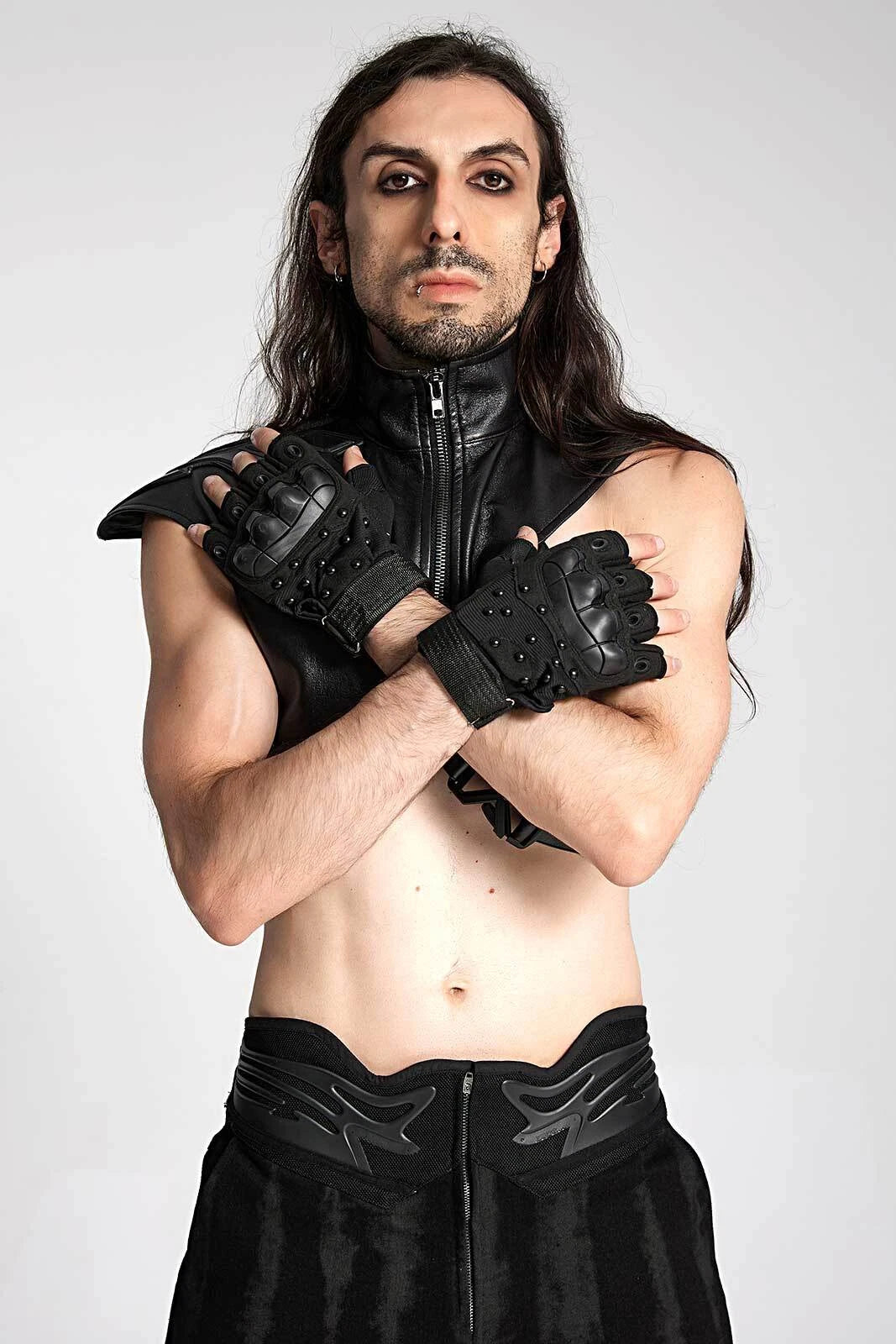 Schwarze Gothic Handschuhe mit Suede-Finish, Fishnet & Nieten