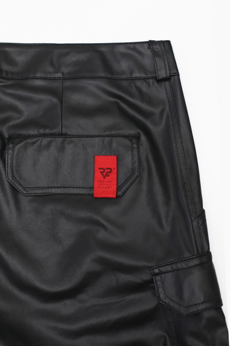 Nahaufnahme des dehnbaren Wetlook-Materials der Cargohose Matteo
