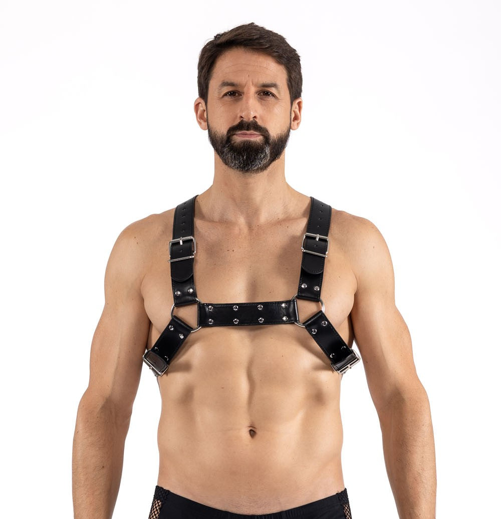 Detailansicht der Metallringe und Schnallen des schwarzen Herren-Harness LM275017BLK