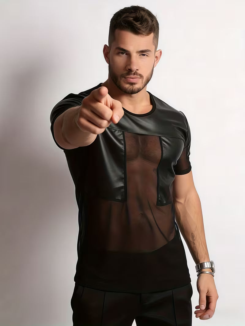 Figurbetontes schwarzes Herren T-Shirt von mySecretKey im Skinny Fit mit auffälligen, transparenten Netz-Einsätzen an der Bauchmitte und den Ärmeln, präsentiert an einem sportlichen Modell.