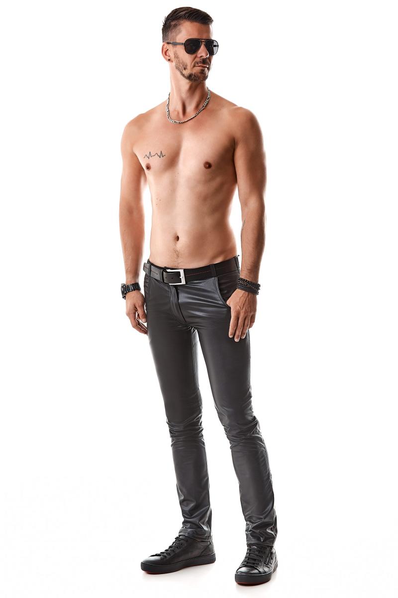 Figurbetonte Wetlook-Hose mit niedriger Taille und Gürtelschlaufen